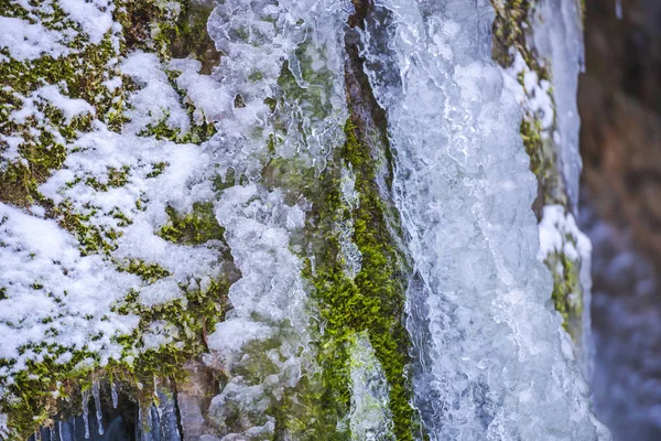 Montanha Com Cachoeira Congelada Início Primavera Natureza — Fotografia de Stock