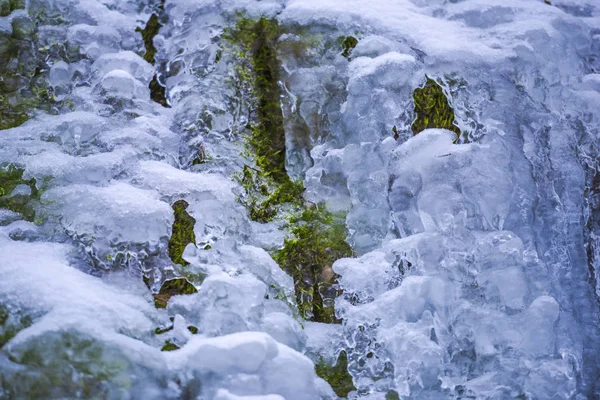 Berg Met Bevroren Waterval Vroege Voorjaar Natuur — Stockfoto