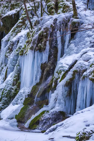 Berg Mit Gefrorenem Wasserfall Frühlingshafte Natur — Stockfoto