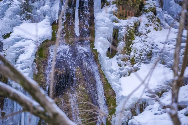 Berg Mit Gefrorenem Wasserfall Frühlingshafte Natur — Stockfoto