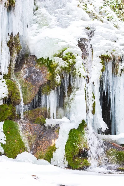 Vista Ravvicinata Del Torrente Ghiacciato Nella Foresta Inizio Primavera — Foto Stock