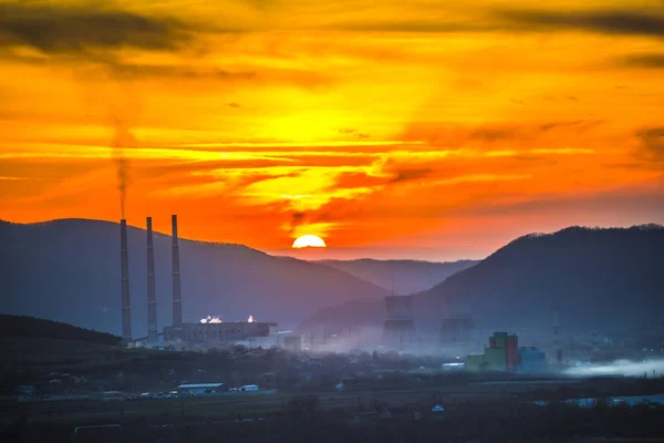 Landskap Med Arbetande Anläggning Bergen Bakgrund Med Solnedgång Rumänien — Stockfoto