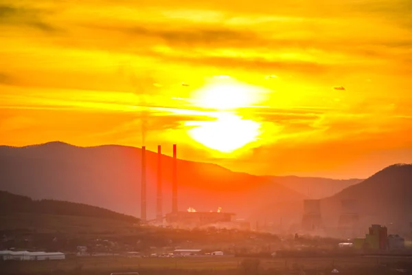 Landskap Med Arbetande Anläggning Bergen Bakgrund Med Solnedgång Rumänien — Stockfoto