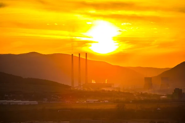 Majestätisk Solnedgång Sky Och Silhuetter Med Factory Towers — Stockfoto