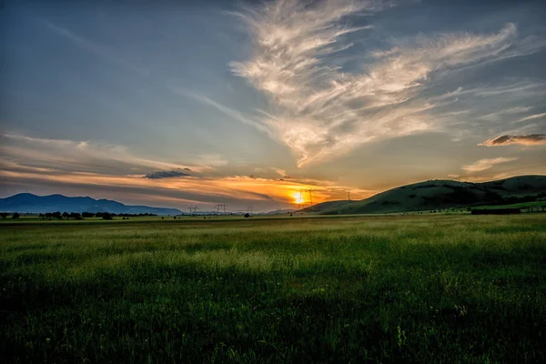 Prairie Crépuscule Coucher Soleil Avec Ciel Coloré Nuages Duveteux — Photo