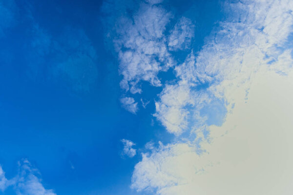 Голубое небо на фоне белых облаков