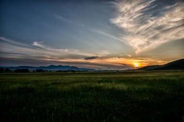 Yaz alan, renkli gökyüzü ve kabarık bulutlar günbatımı arka plan.