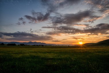 Yaz alan, renkli gökyüzü ve kabarık bulutlar günbatımı arka plan.