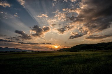 Yaz alan, renkli gökyüzü ve kabarık bulutlar günbatımı arka plan.