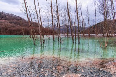Dağda ilkbahar anda sel