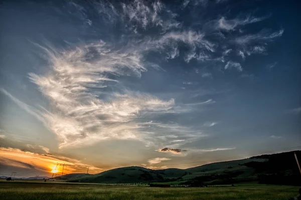 Coucher Soleil Avec Champ Été Ciel Coloré Nuages Duveteux — Photo