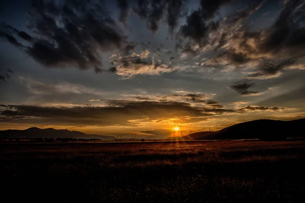 Sonnenuntergang Mit Sommerfeld Buntem Himmel Und Flauschigen Wolken — Stockfoto