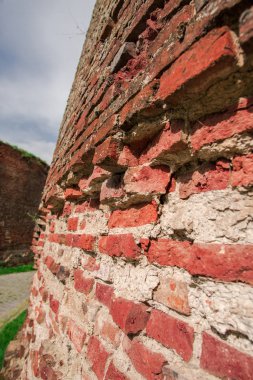 Tuğlalardan yapılmış eski duvar