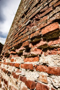 Tuğlalardan yapılmış eski duvar