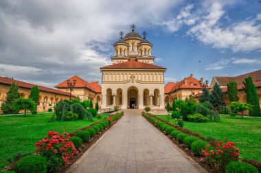 Ağaçlar ve çalılar ile rahat kilise Bahçesi