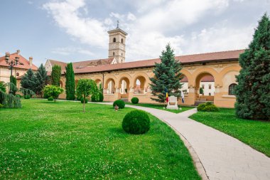 Ağaçlar ve çalılar ile rahat kilise Bahçesi