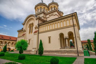 Ağaçlar ve çalılar ile kilise Bahçesi