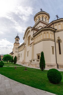 Ağaçlar ve çalılar ile rahat kilise Bahçesi