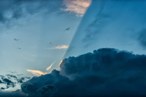 Céu Pôr Sol Nuvens Fofas Fundo Azul — Fotografia de Stock