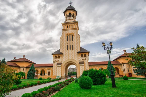 Jardim Igreja Com Árvores Arbustos — Fotografia de Stock