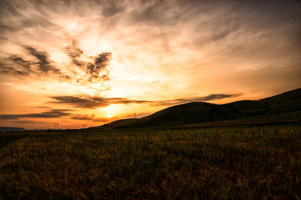 Удивительный закат на природе
