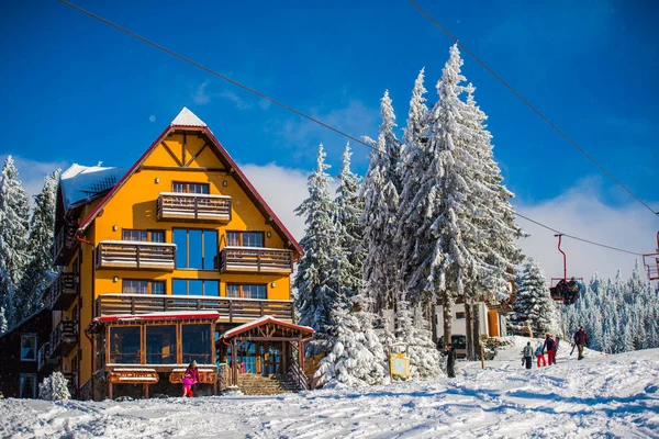 Kış karla kaplı dağlar manzara ağaçlar ve ev, tatil ve ski resort 