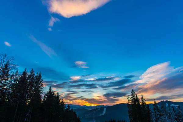 カルパティア山脈での冬の夕日の美しい夕焼け空 — ストック写真