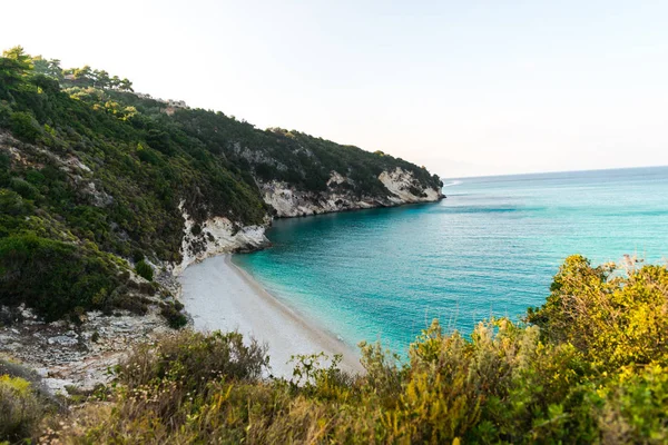 Песчаный Пляж Голубая Морская Вода Красивое Средиземное Море Греция — стоковое фото