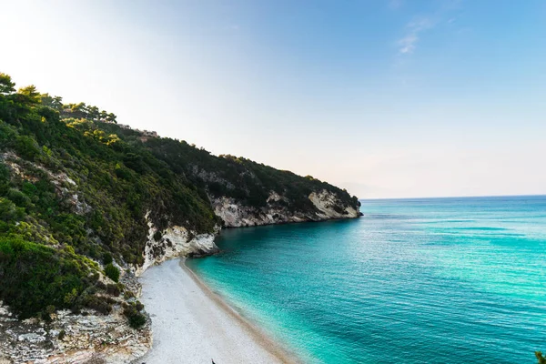 砂浜の海岸線のビーチと青い海の水 美しい地中海 ギリシャ — ストック写真