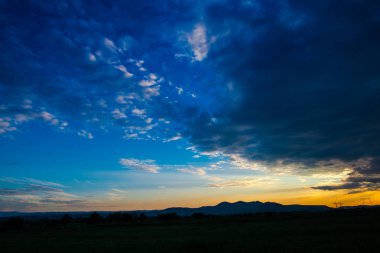 koyu mavi günbatımı gökyüzü ve tepeler 
