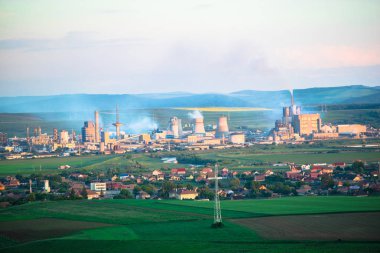 Parlak yeşil alanları ile binalar ve arka plan üzerinde çalışma tesisleri
