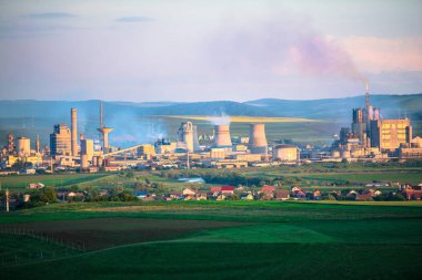 Parlak yeşil alanları ile binalar ve arka plan üzerinde çalışma tesisleri