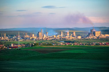 Parlak yeşil alanları ile binalar ve arka plan üzerinde çalışma tesisleri