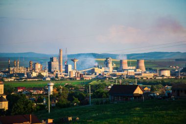 Parlak yeşil alanları ile binalar ve arka plan üzerinde çalışma tesisleri