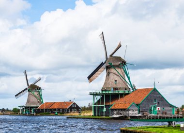 Geleneksel yel değirmenleri-Riverside, Zaanse Schans, Zaandam, Hollanda.