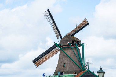 Geleneksel yel değirmeni, eski Yeşil Bina.