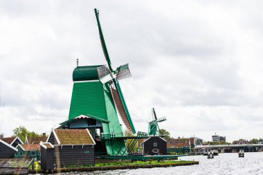 Zaanse Schans, Zaandam, Hollanda 'da geleneksel yel değirmenleri.