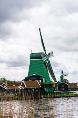Zaanse Schans, Zaandam, Hollanda 'da geleneksel yel değirmenleri.