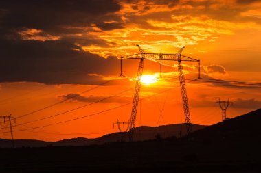 gökyüzü ve elektrik direkleri parlak turuncu günbatımı