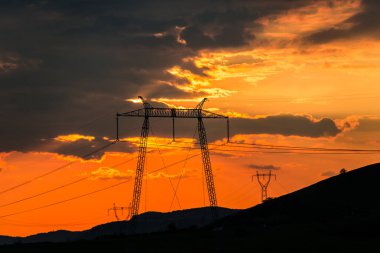 gökyüzü ve elektrik direkleri parlak turuncu günbatımı