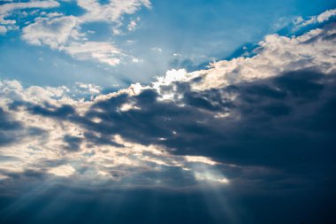 Gökyüzü beyaz bulutlar, doğal arka plan ile.