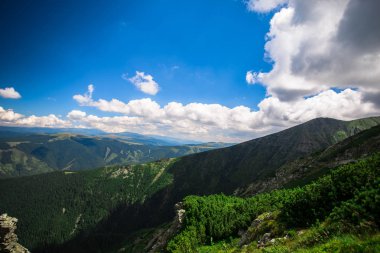 Ismarlayarak dağ Romanya üzerinden