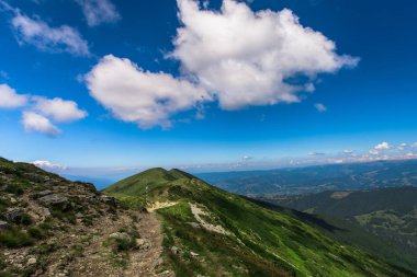 Ismarlayarak dağ Romanya üzerinden
