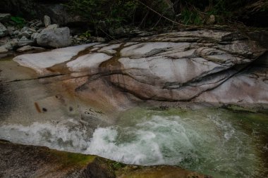 Soğuk Dağ nehir. Taşlarla desteklemek ve berrak su.