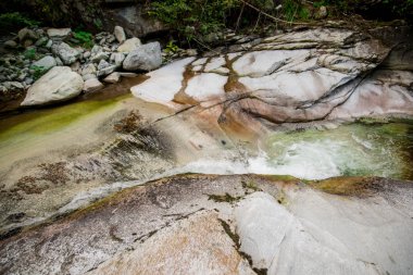 Soğuk Dağ nehir. Taşlarla desteklemek ve berrak su.