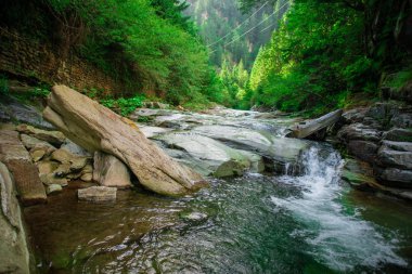 Soğuk Dağ nehir. Taşlarla desteklemek ve berrak su.