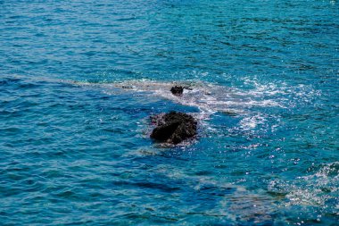Kayalar, Yunanistan ile açık deniz kıyısı.