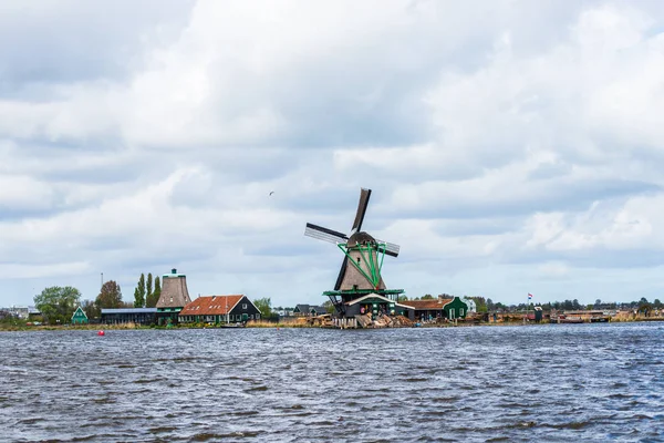 荷兰赞丹河畔的传统风车 — 图库照片