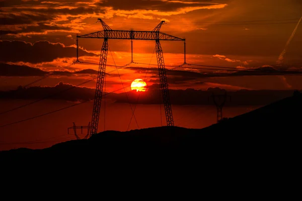 Heldere Rode Zonsondergang Lucht Elektrische Palen — Stockfoto