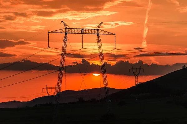 空と電柱の明るい赤い夕日 — ストック写真